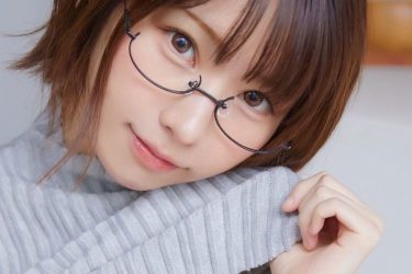 最強えなこはメガネで無双…おまけのニットペロリで5万バズ