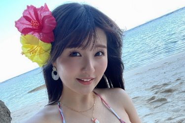 原つむぎ、柔らかバストあふれ出る南国ビキニ自撮り