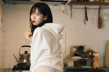 けんけん、お尻丸出しパーカー…同棲彼女の「つまみぐい」ショット