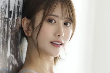 名取くるみ、素肌サロペットで芸術的ボディライン