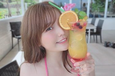 小日向ゆか、桃色ビキニのトロピカル美女