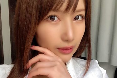 琴井ありさ、凛としてチラリ…