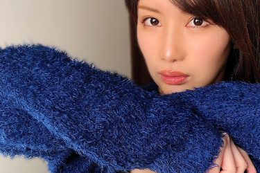 琴井ありさ、寝室でモコモコの半脱ぎ