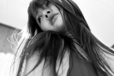 原つむぎ、モノクロで見せたHカップの生質感