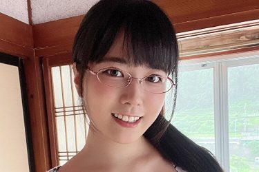 東雲うみ、爽やかに「バッ」と美バスト大開放