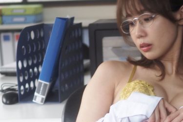 相原美咲、地味カワOL風の黒スト大胆露出