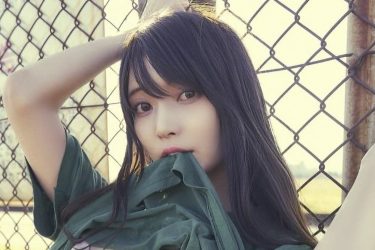 似鳥沙也加、圧巻の美ボディを咥え魅せつけ