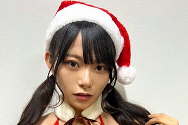 桜井木穂、美貌と美胸を圧倒する美腹筋…衝撃のサンタビキニショット