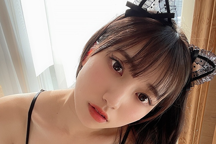 雪野まゆき、儚く艶やかな美しき黒猫の画像1