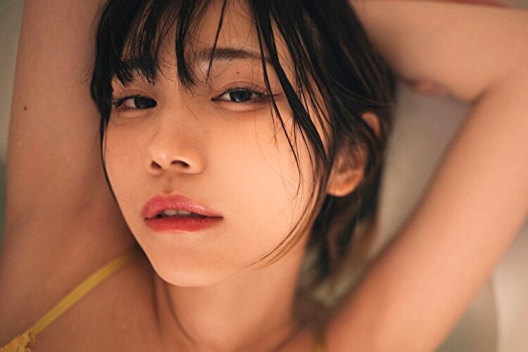 仁藤りさ、フェチと色香の融合グラビア4連発の画像1