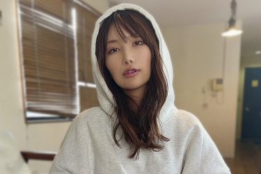 琴井ありさ、無防備に攻撃的な強気チラリ