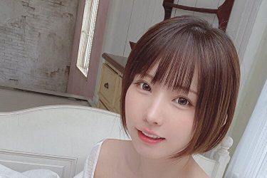 えなこ、薄Tを伸ばして美谷間あらわ