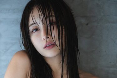 コス美女・いくみ、濡れそぼつ髪ブラ