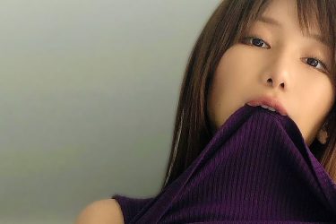 琴井ありさ、お腹丸出し咥え露出