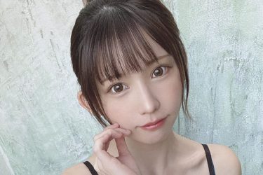 えなこ、鏡越しのむっちりヒップ