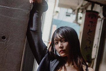 似鳥沙也加、路地裏露出のクールな映えグラビア