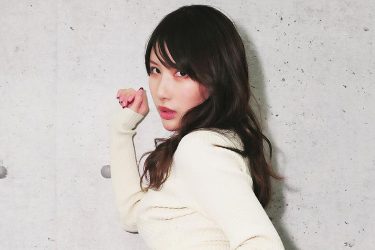 琴井ありさ、艶フェイスたくし上げチラリ