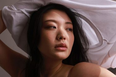 風吹ケイ、規格外バストと独特の色香