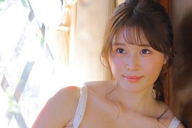 小日向ゆか、純白ランジェリーで天使な装い