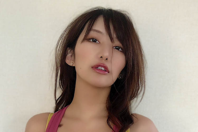 琴井ありさ、半開きジッパーで艶香る美谷間の画像1