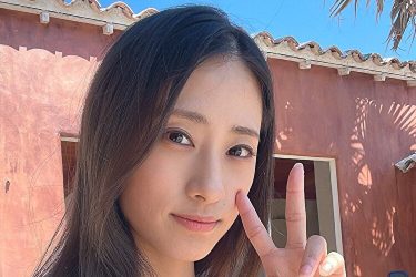 澄田綾乃、三角ビキニから溢れる丸美乳