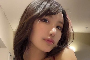 琴井ありさ、チラリ封印の美胸大開放