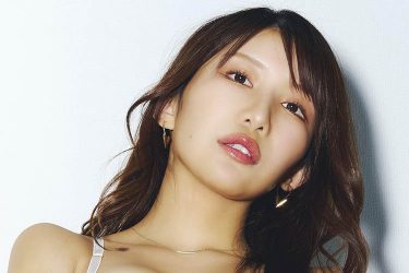 琴井ありさ、手ブラ風で魅せる強めの美胸