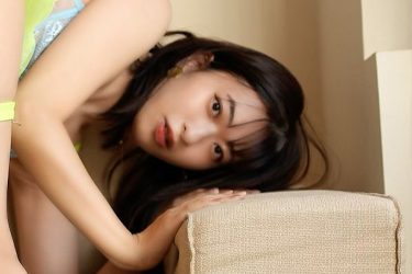 倉持由香、キワどくもパステルな無防備ヒップ