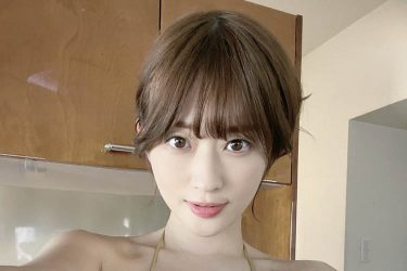 メイリ、やわふわテカテカ美バスト