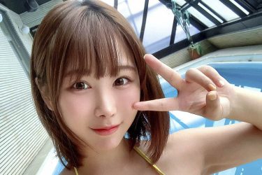 日向葵衣、例のプールでむっちりビキニショット