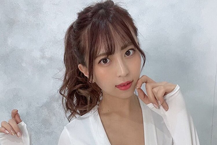 竹内星菜、ナイスな衣装で谷間とヒップを絶妙チラリの画像1