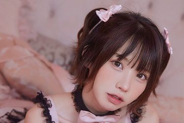 えなこ、リボンとフリフリで魅惑の美貌