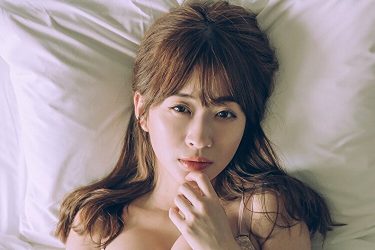 メイリ、二度見必至のしっとりむっちりボディ