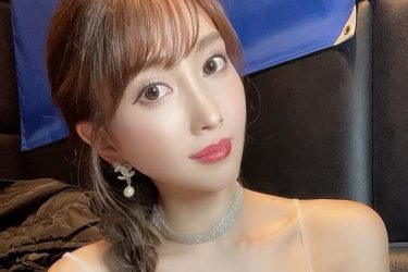 森咲智美、シンプルドレスで艶やか美バスト