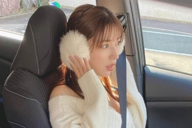 雪平莉左、助手席で生脱ぎ脱ぎ