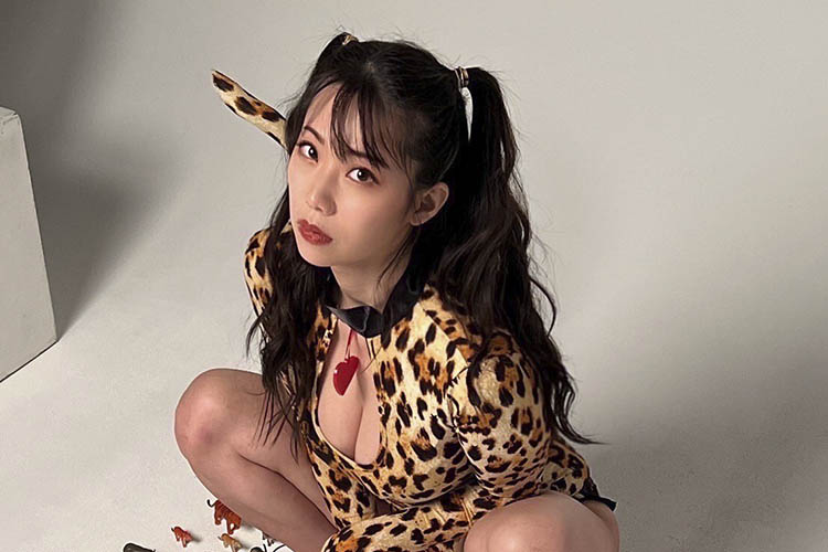 鈴木ふみ奈、超攻撃的M字開脚の画像1