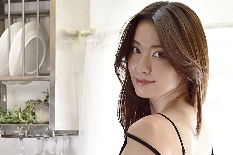 戸田れい、大人の半脱ぎ美ヒップの画像1