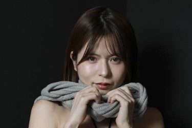 紅羽祐美、生々しい脱ぎかけM字