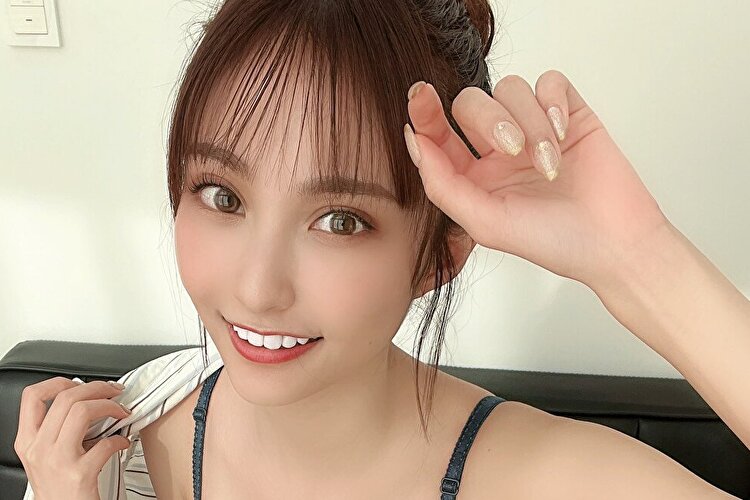 花咲れあ、美胸あふれる彼シャツ姿の画像1