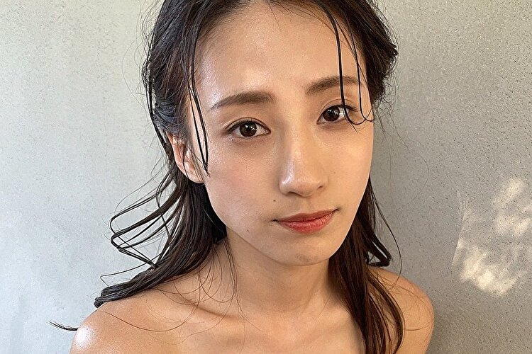 澄田綾乃、目が冴える濡れ艶ふっくらバストの画像1