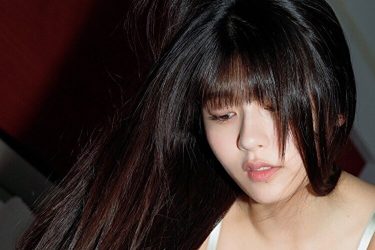 ちとせよしの、色気たっぷりの四つん這い美バスト