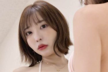 まいてぃ、きわどTバックを後ろから前から…