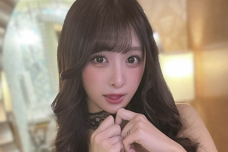 真島なおみ、ふんわり谷間&舌ペロの誘惑の画像1