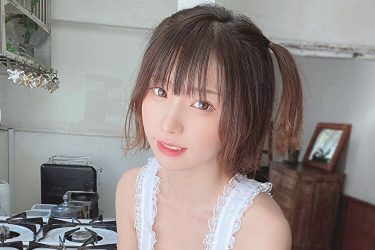 えなこ、裸エプロンでチョコ作り