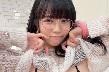 東雲うみ、メガネッ娘はド迫力美バスト