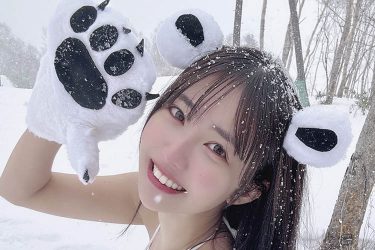 天羽希純、笑顔弾ける雪山ビキニ