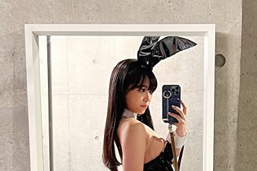 東雲うみ、むっちり太ももの網タイツ黒バニー