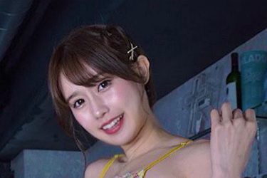 相原美咲、薄暗いバーで美ヒップ強調