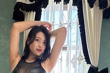 風吹ケイ、感謝の変形ハイレグ水着