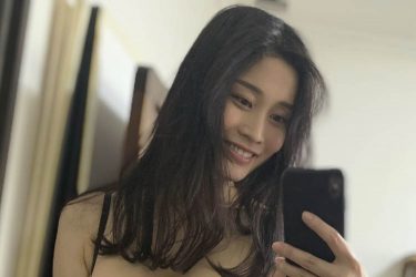 高橋凛、鏡越しのメリハリ神ボディ